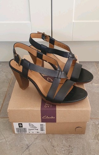 Sandali CLARKS Jaelyn Fog taglia UK 6 D neri con cinturino in pelle e cinturino sul retro tacco alto