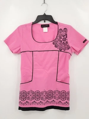 Blusa Médica Baby Phat para Mujer Adulta Color Pequeño Rosa Cuello Cuadrado Espalda Reunida Foto 1 de 4
