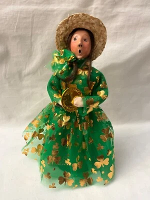Byers Choice Caroler Día de San Patricio Niña con Moneda Dorada Feliz Día de San Patricio Foto 1 de 4