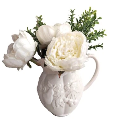 Arreglo floral de peonías blancas en jarra de agua portuguesa Foto 1 de 4