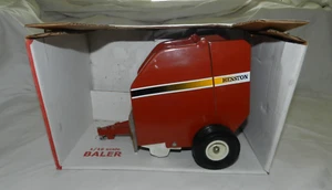Modelos a escala 1/16 Hesston empacadora redonda con paca ERTL Sandbox Toys - Imagen 1 de 12