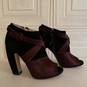 MIU MIU Stiefeletten aus schwarzem Wildleder burgunderfarbenem Satinabsatz - Bild 1 von 7