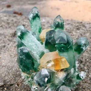 Campione minerale a grappolo cristallo quarzo fantasma verde+giallo appena scoperto 784g - Foto 1 di 12