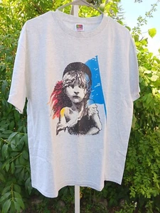 T-shirt vintage anni '90 Les Miserables Broadway Fruit Of The Loom taglia XL - Foto 1 di 4