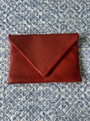 Cartera sin asas de cuero vegano con tachuelas Red Urban Expressions con correa de cadena Foto 1 de 4