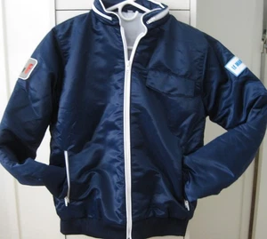 CHAQUETA DE CARRERAS FORD V FERRARI LE MANS 66 RARA 2019 PROMOCIÓN OFICIAL DE PELÍCULA GRANDE NUEVA - Imagen 1 de 6