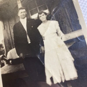 Central Texas Vintage Foto Portrait Paar vor Bauernhaus  - Bild 1 von 18