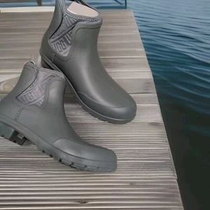 UGG Chevonne Waterproof Chelsea Womens Rubber Sheepskin Rain Boots Sz 8.0 - Picture 1 of 7