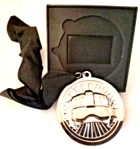 Smuggler’s Bounty Subscriber Medal X-wing Pilot Helmet 2016 - Picture 1 of 2