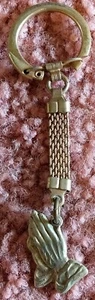 Vintage "PRAY FOR PEACE" PRAYING HANDS Keychain Mesh Gold Tone Clamped - Picture 1 of 3