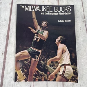 Libro Milwaukee Bucks 1974 Il notevole Kareem Abdul-Jabbar Oscar Robertson - Foto 1 di 5