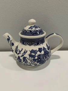 Churchill Blue Willow Teapot & Lid 5+ Cups Staffordshire England 7in. to Lid Tip - Picture 1 of 6
