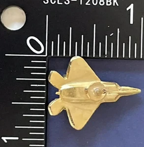 Vintage F-22 Raptor Stealth USAF Flugzeug goldfarben Metall Pin Hut Krawatte Revers - Bild 1 von 3