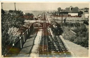 Ferrocarril del Reino Unido 1950 Dymchurch Station #1711 RPPC foto postal 21-4462 - Imagen 1 de 2