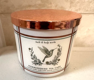 Bath & Body Works HUMMINGBIRD TEA CAKE Vela Perfumada Grande 3 Mechas 14.5 OZ NUEVO Foto 1 de 4