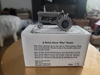 Spec Cast Pewter 1/43 Farmall 560 Narrow Front Pewter Tractor ZJD19 MWMKW - Image 1 of 4