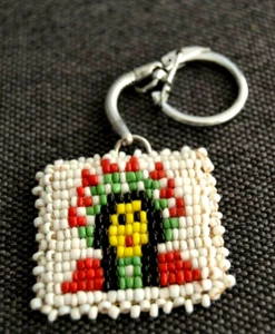 LLAVERO DE CUERO CON CUENTAS TOCADO NATIVO OCCIDENTAL 1.5"" X 1.5"" De colección - Imagen 1 de 3