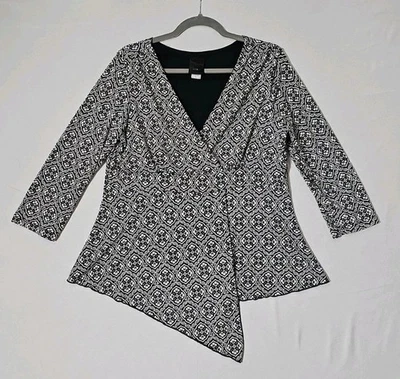Blusa assimétrica feminina Jtb tamanho XL preta branca floral geométrica mangas 3/4 - Imagem 1 de 4