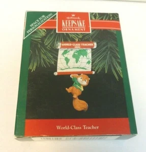 1992 Hallmark Andenken Weihnachtsschmuck WELTKLASSE LEHRER (Karte & Eichhörnchen) - Bild 1 von 1
