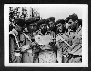 8'' Original China Press Photo Soldiers Chairman Mao Book Culture Revolution - Picture 1 of 1