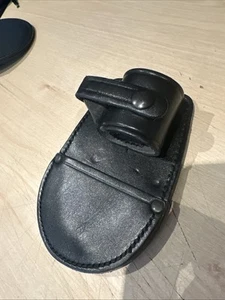 Bolsa para esposas de cuero negro para diestros Ex Police. Usado. V94. - Imagen 1 de 7