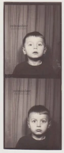 Neugierige Augen und Junge unschuldig starrt zeitlos Kindheit Photo Booth Moment - Bild 1 von 7