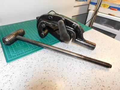 VINTAGE or ANTIQUE? 0-2 UNMARKED INDUSTRIAL HEAVY DUTY PIPE CUTTER w/RARE HANDLE - Image 1 of 4