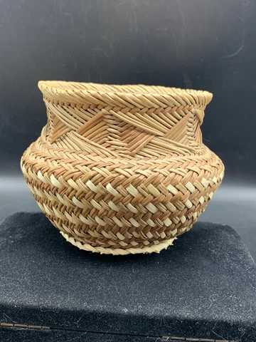 Handmade Tarahumara Indian THREE-Tone Pine-needle Pedestal Basket Cover