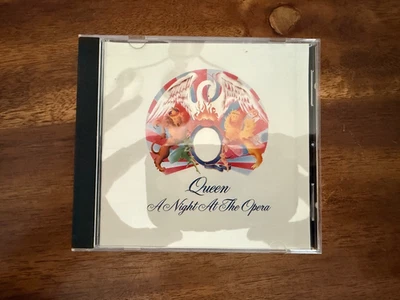 A Night at the Opera [Bonus Tracks] by Queen (CD, Sep-1991, Hollywood) Foto 1 de 2