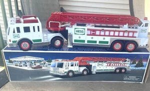 Modellino giocattolo vintage Hess (2000) camion dei pompieri gancio e scala - scala/luci/sirene - Foto 1 di 5