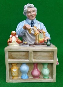 ROYAL DOULTON - THE CHINA REPAIRER - NOT PRODUZIERT FOR SALE - HN2943. - Bild 1 von 12