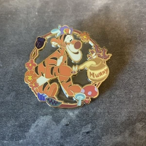 Tigger - Prendedor esmaltado coronas personajes Winnie the Pooh Disney 2025 - BoxLunch - Imagen 1 de 2