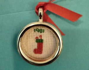 Ein Vintage Kreuzstich Weihnachtsschmuck Strumpf Mini rund 1981  - Bild 1 von 3