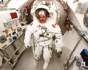 CHRIS HADFIELD SIGNIERT 8x10 FOTO ERSTER KANADISCHER ASTRONAUT SPAZIERGANG WELTRAUM BECKETT BAS - Bild 1 von 2