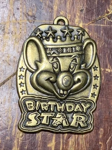 Medalla Estrella Cumpleaños Chuck E. Cheese (10 de enero) - Imagen 1 de 13