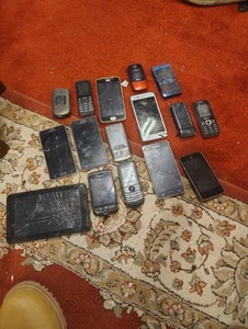 Lot de pièces détachées téléphone portable et tablette - Photo 1 sur 12