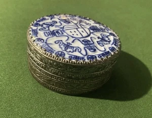 ANTIGUA CAJA BARATIJA DE PORCELANA Y LATÓN ESMALTADA REDONDA ORNAMENTADA AZUL Y BLANCA 3" - Imagen 1 de 9