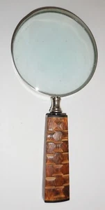 FIGURINA VINTAGE ART DECO LENTE DI INGRANDIMENTO BELLISSIMO DESIGN MANICO IN LEGNO - Foto 1 di 5