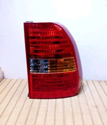 Kia Sportage 2007-2008 pasajero (derecha) luz trasera cuarto panel Mtd falta 1 pestaña Foto 1 de 4