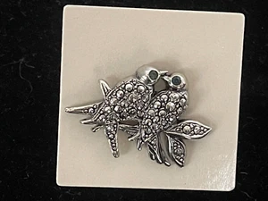 Avon Vintage Precious Pet Lovebirds Lapel Pin Faux Marcasite Gemstone Eyes DN136 - Picture 1 of 6