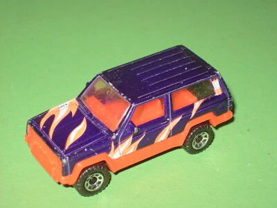 Matchbox Jeep Cherokee 1986  guter Zustand Maßstab 1:56 dunkelblau/pink - Bild 1 von 4