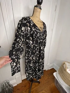 Vestido Emma & Michele Negro y Blanco Floral Mangas Puff Cuello en V Talla X-Grande - Imagen 1 de 6