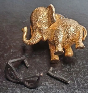 Barry Goldwater gold 3-d Elephant with BROKEN Black Glasses campaign pin - Picture 1 of 3