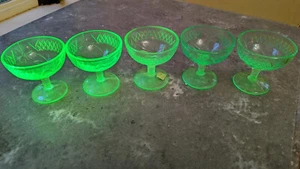 Menge 5 Vintage Stammfuß Sherbet Tassen grün Depression Uran Glas - Bild 1 von 3