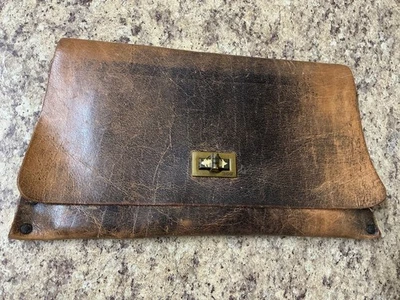 Bolso sin asas sobre de cuero marrón aspecto grunge envejecido cierre giratorio HOB vintage Foto 1 de 4