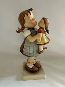 Figura de colección Hummel Kiss Me Girl with Doll #311 Goebel - Imagen 1 de 8