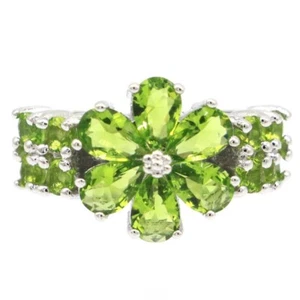 Fantastic Green Peridot Woman's Engagement Silver Rings 6.0 - Bild 1 von 3