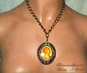 DE COLECCIÓN AJUSTE DE LATÓN CAMEO Y COLLAR DE CADENA DE VIDRIO BROWEN LIGERO LEVANTADO - Imagen 1 de 4