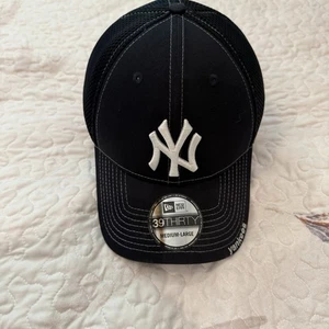 New Era 39Thirty New York Yankees Black Baseball Hat Medium Large - Picture 1 of 4