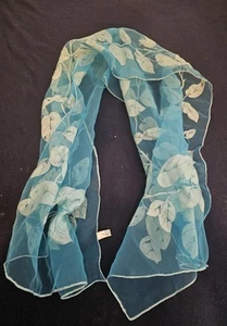 Vintage W P L blauer Chiffonschal mit weißen Blättern. Made In Italy 17" X 46" - Bild 1 von 4